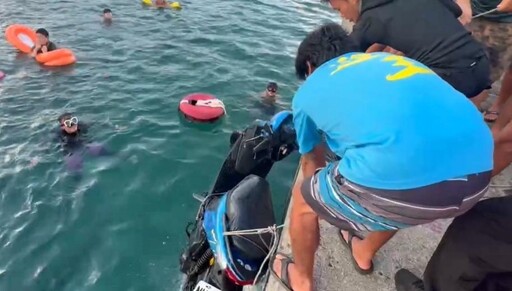  24歲港男綠島遊連人帶車墜海。自由時報