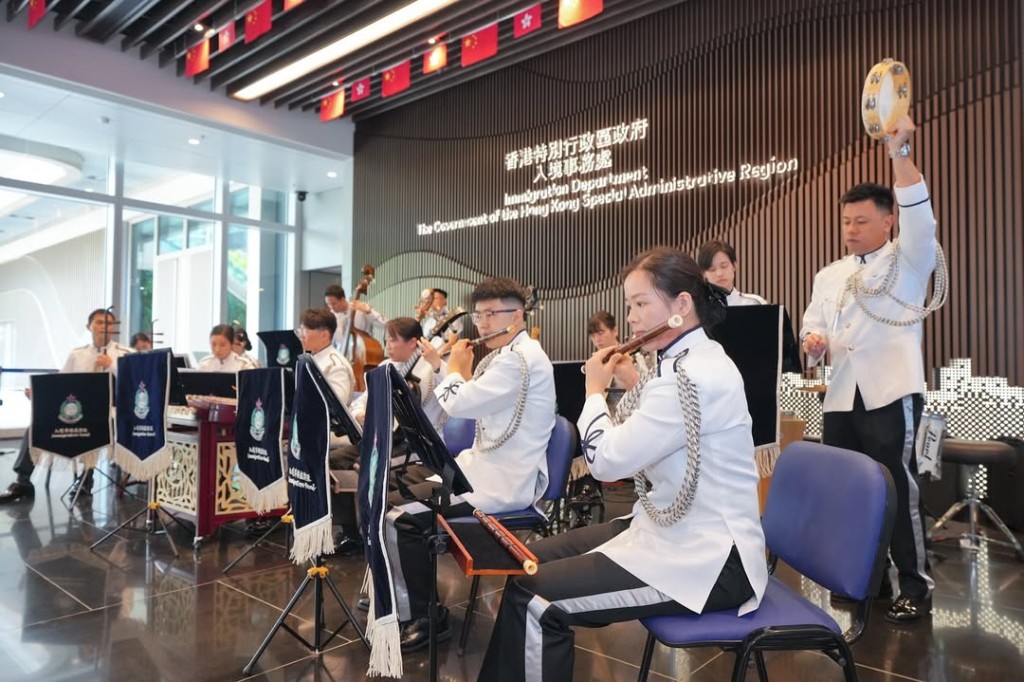 為慶祝香港特別行政區成立28周年，入境事務處樂隊今日（3日）中午在入境處總部公開演出。
