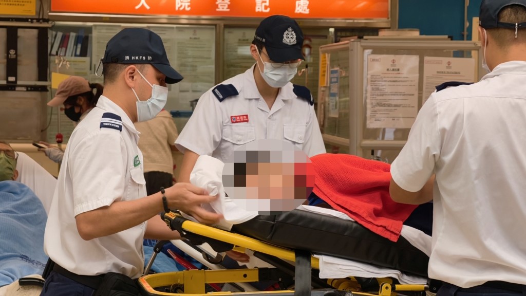 男童被送往伊利沙伯医院治理。黄文威摄 男童被送往伊利沙伯医院治理。黄文威摄