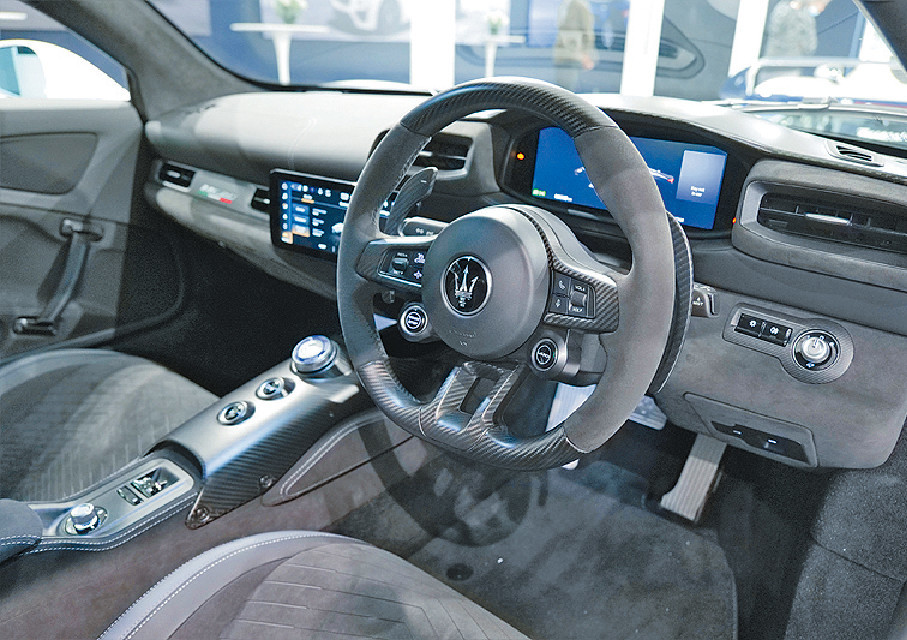 ■示範車加有碳纖維及Alcantara車廂配飾,10.25吋儀錶板及觸控屏幕為標準配置。 ■示範車加有碳纖維及Alcantara車廂配飾,10.25吋儀錶板及觸控屏幕為標準配置。