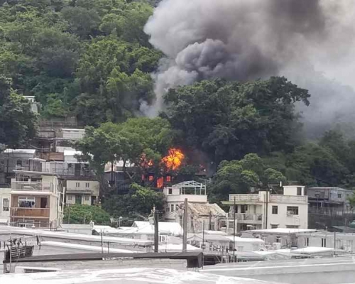 半山區的一間棚屋起火火勢猛烈。網民：生於大澳 長於大澳Ryim Leung