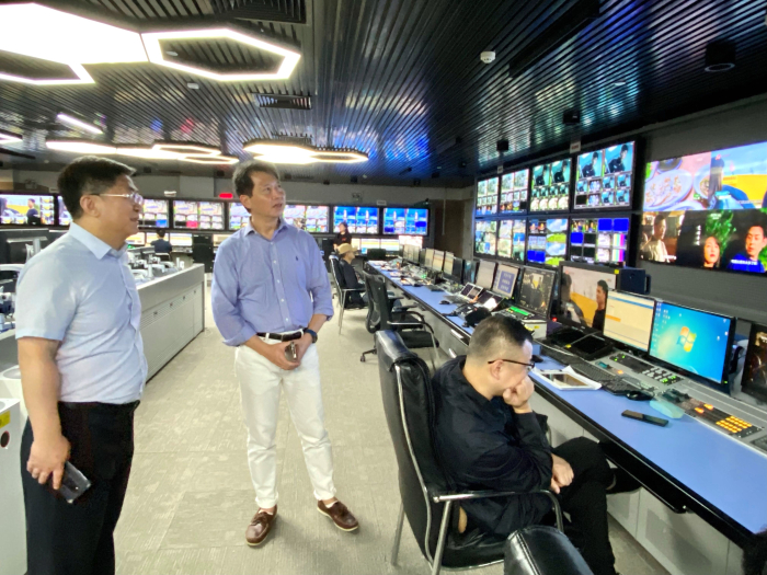 广州广播电视台向张国财介绍电视播出中心。
