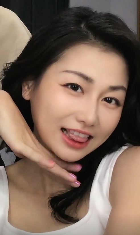 王添羽模仿喷火蛋糕遭回流火焰烧伤。抖音