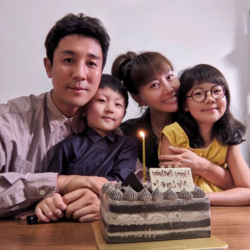 譚俊彥去年43歲生日與家人度過。