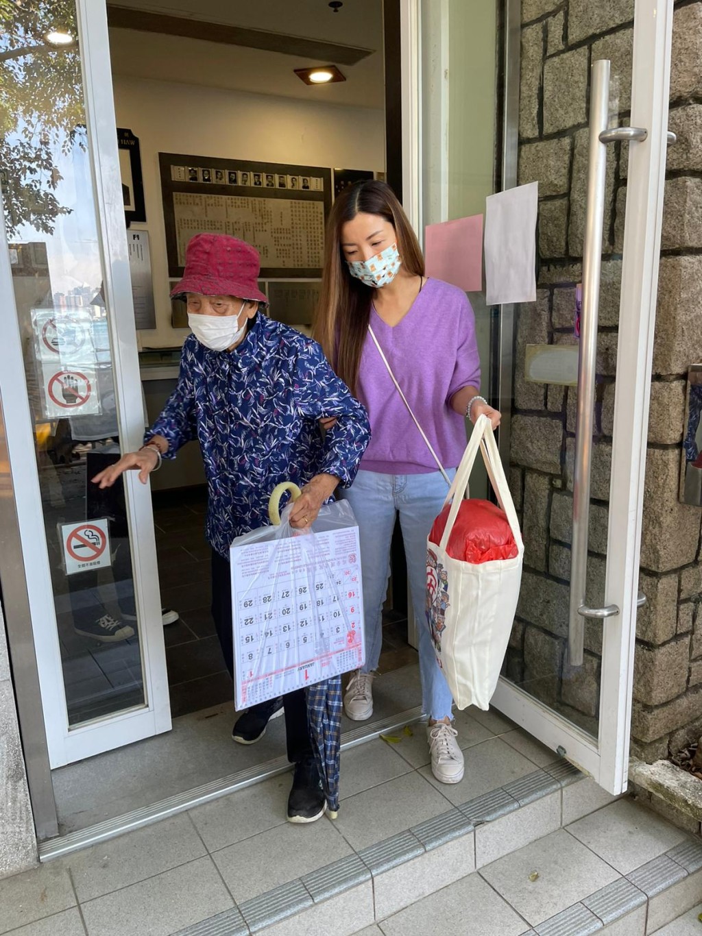 譚嘉荃送完福袋，還扶住婆婆離開。