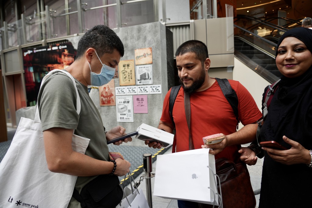 铜锣湾Apple Store门外疑似出现收机党。欧乐年摄