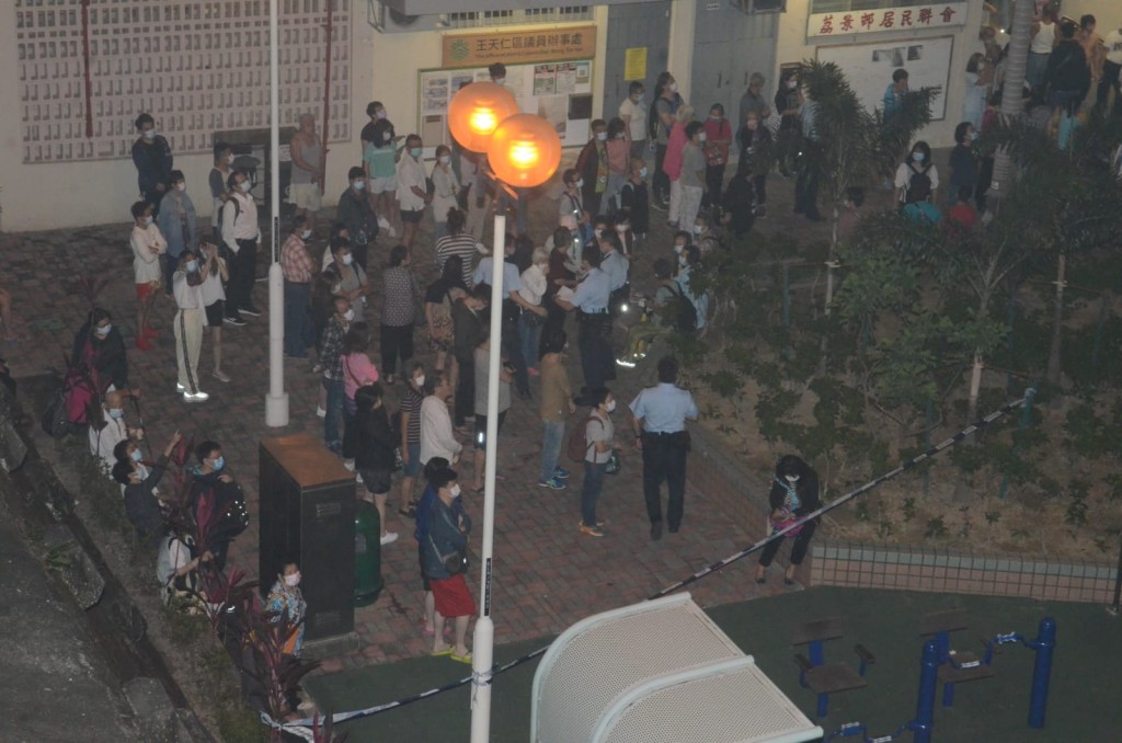 逾百人疏散。