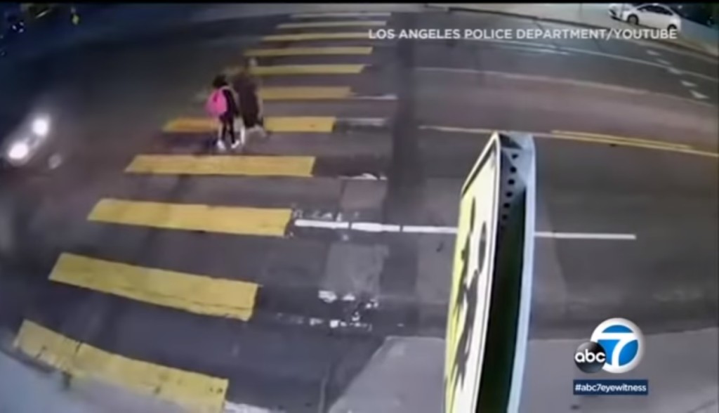 美國一名父親接女兒放學過馬路。　YouTube影片截圖
