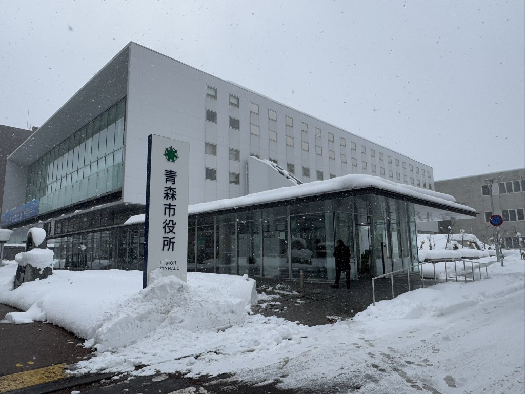 日本青森縣受大雪侵襲，部份地區積雪達3米。X