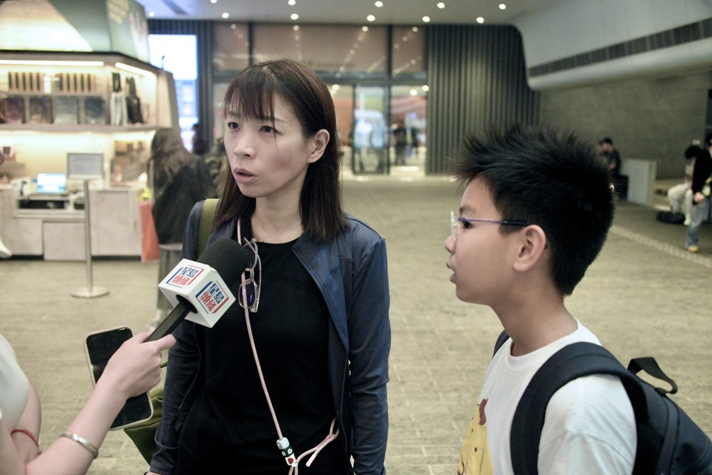 黎太今日带同小朋友特意到故宫参观古埃及文物展览，未来机票价格持续上升，暑假或会改往内地旅游，“坐高铁既方便又便宜”。