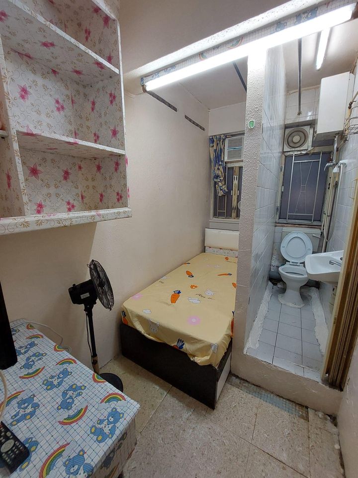 該劏房單位床位和廁所被網民形容如同兩副棺材。