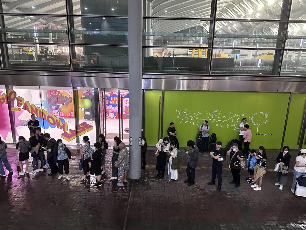 红磡港铁站大批巿民排队等候的士。资料图片