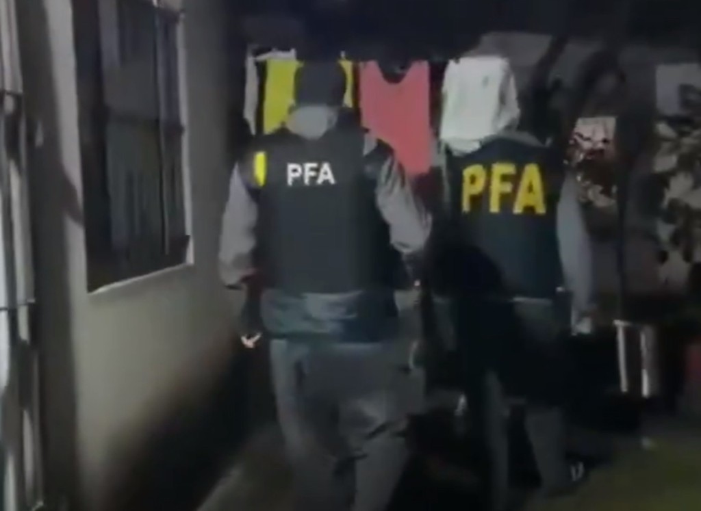 警方查扣了兩部手機以及其用於偽裝的面具。X@PFAOficial 警方查扣了兩部手機以及其用於偽裝的面具。X@PFAOficial