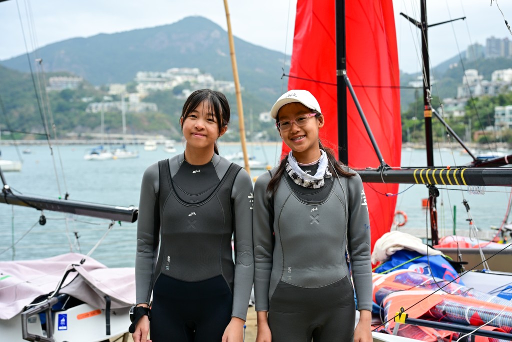 年僅13歲的劉鏵之（右)和14歲的李欣殷（左)亦是港隊女子29er代表的有力競爭者之一。攝影：魏國謙