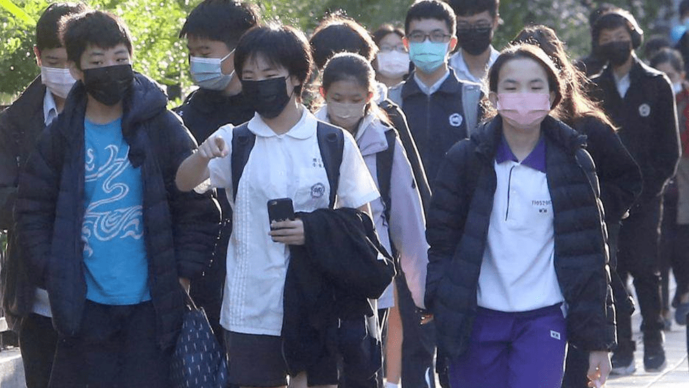 台今起撤校園口罩令,除口罩者僅寥寥數人。中時新聞