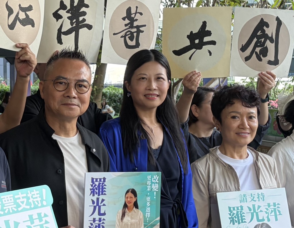 藝發局成員、中通社副總編輯羅光萍(中)報名參選參選體育、演藝、文化及出版界。 藝發局成員、中通社副總編輯羅光萍(中)報名參選參選體育、演藝、文化及出版界。