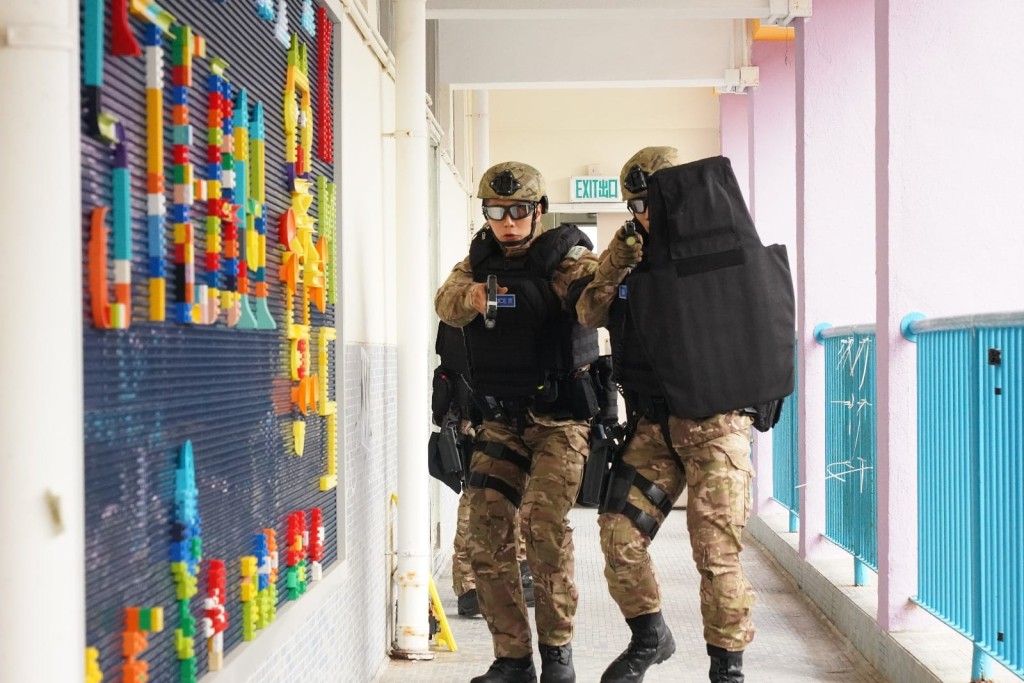 警方于12月14日在离岛，举行代号「快刀」的校园反恐演习。水警总区FB