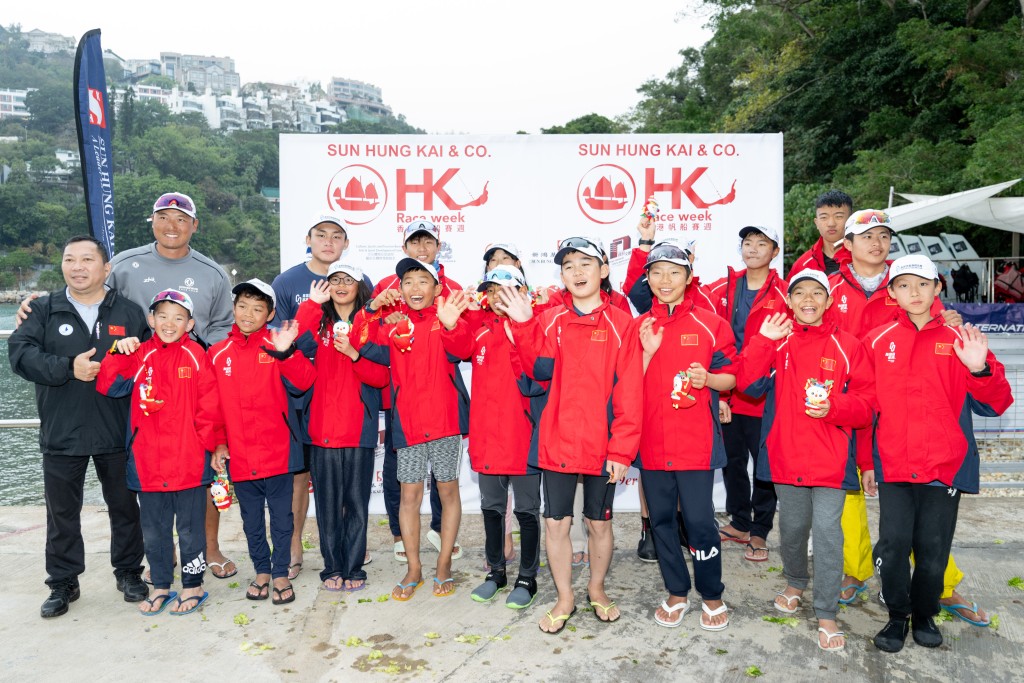 中國內地選手成為今年賽事大戶，圖 為「陳錦浩帆船俱樂部」  的青少年帆手及教練代 表