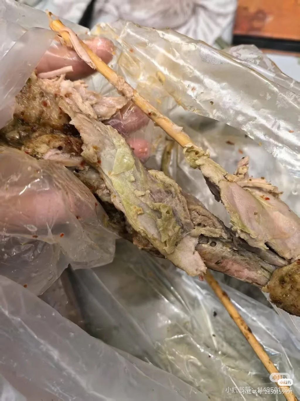 「鵝腿阿姨」陷入誠信及食安風波。