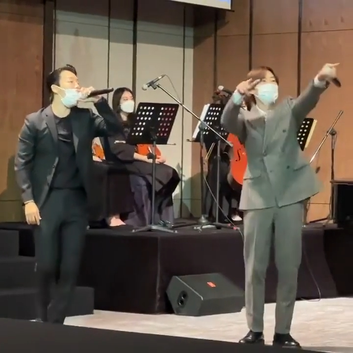 D&E唱出《Oppa, Oppa》。