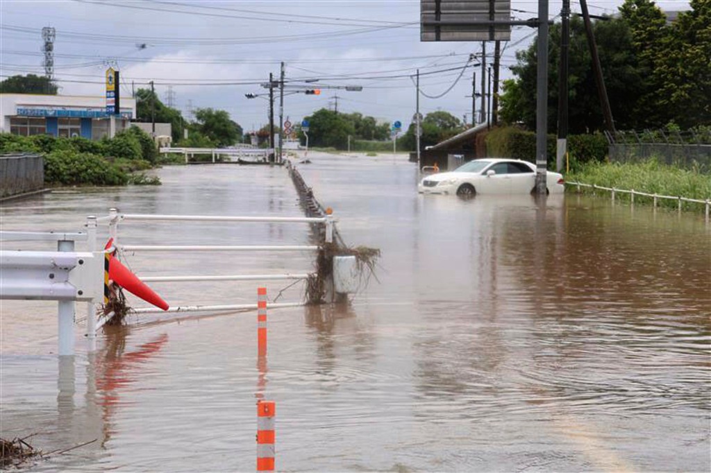 道路严重水浸。美联社