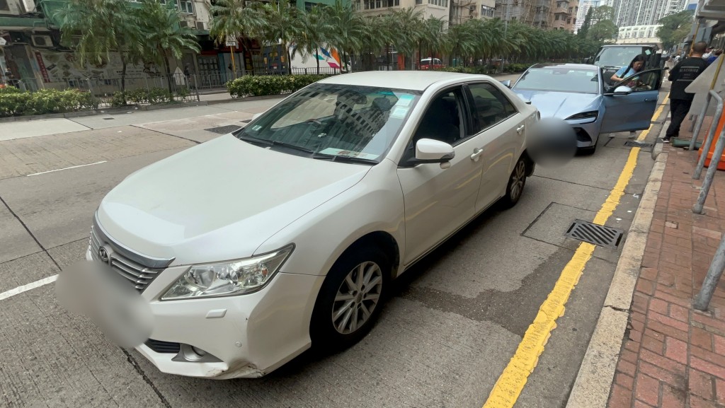 白色採訪車與比亞迪私家車相撞。