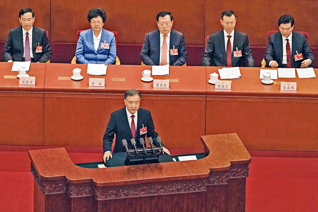 ■全國政協主席汪洋在揭幕儀式上發言中，包括落實愛國者治港原則等。後排中為港澳辦主任夏寶龍。