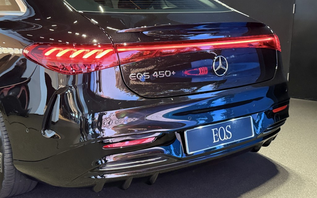 平治Mercedes-Benz全新旗舰级EQS450+纯电动车，车尾端加有定风翼。