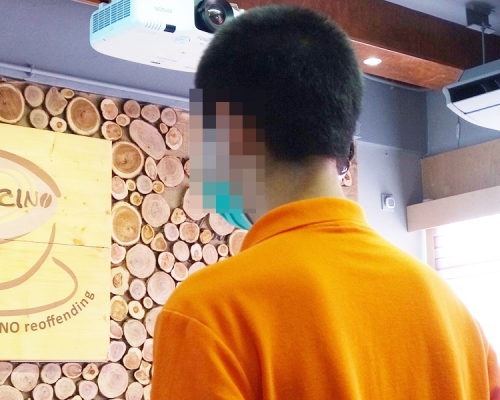 因參與反修例示威而入獄的阿康,以自身經歷告誡年輕人切勿違法。 楊偉亨攝