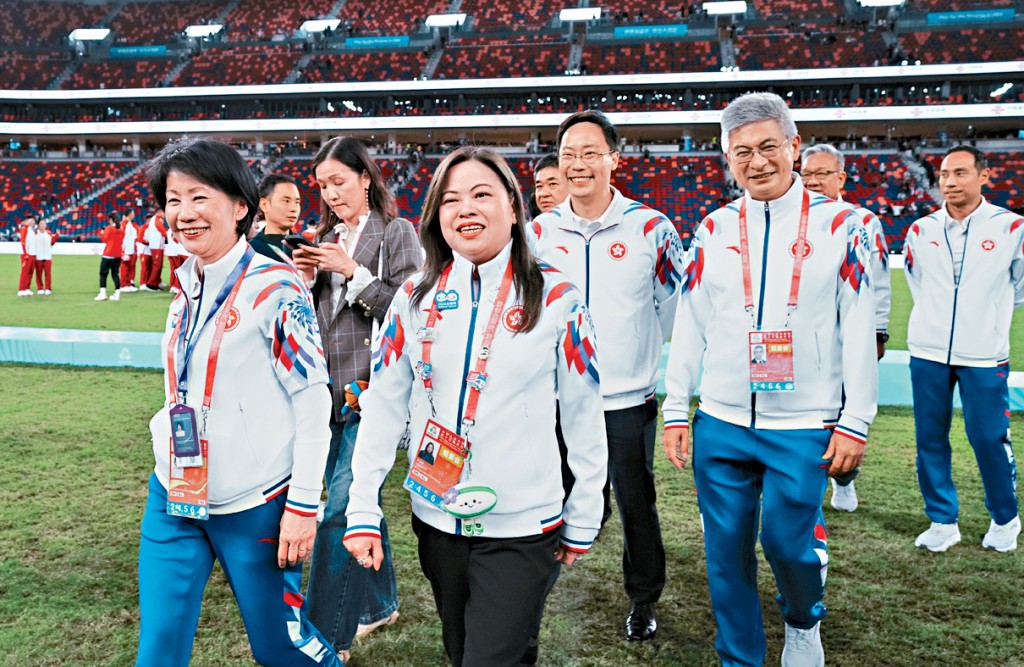 文體旅局局長羅淑佩（前排左二）為全運會男子七人制橄欖球賽頒獎，見證港隊奪冠。