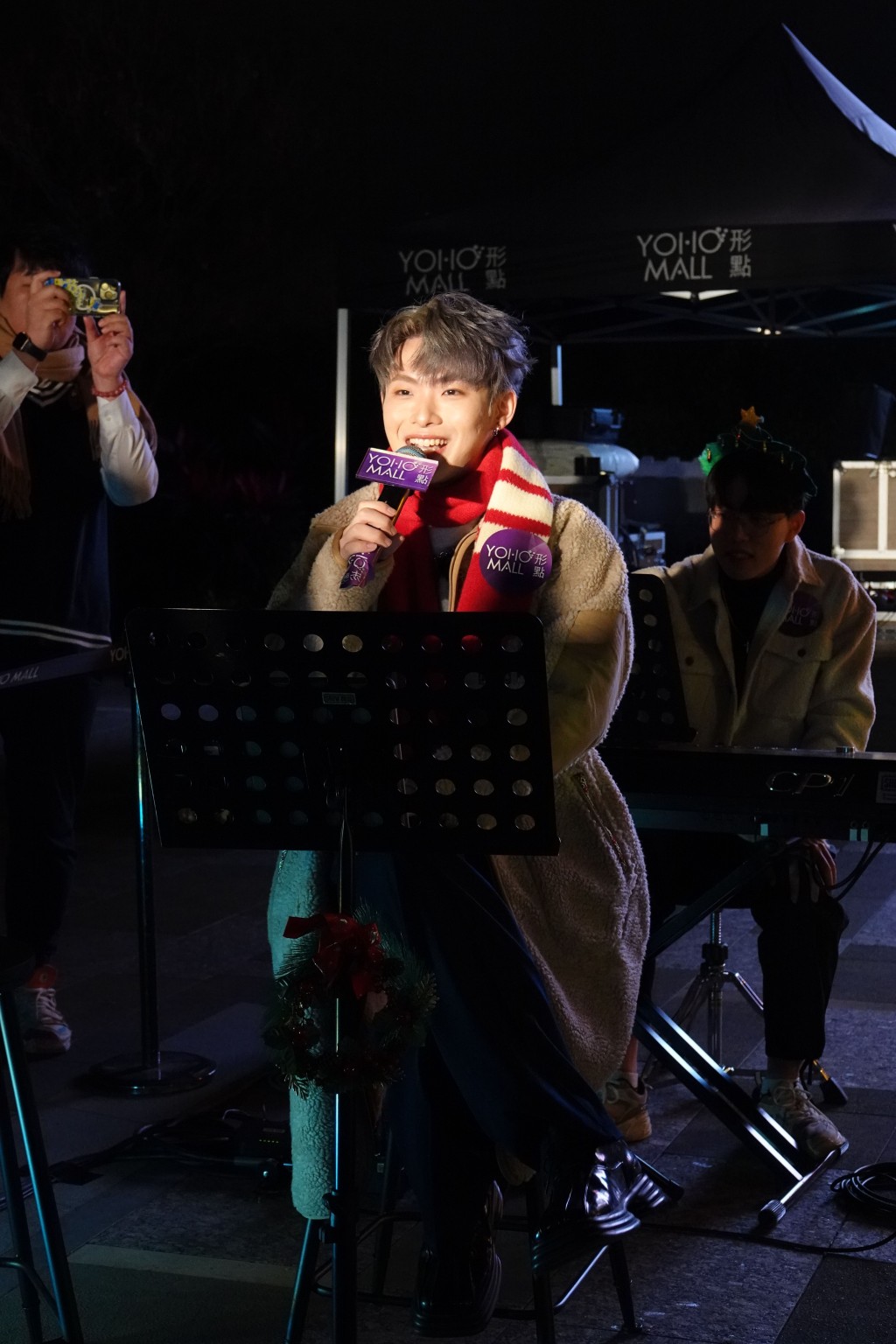 12月24日在 Yoho mall 參與「聖誕Chillax Party音樂表演」。