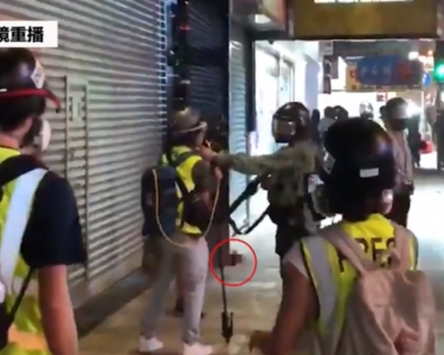香港電台攝影記者被警員扯下面罩。港台影片截圖