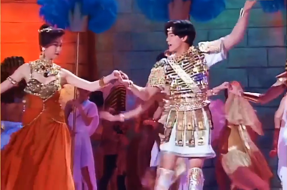 1992年港姐竞选，四大天王同台演出，而1991年港姐郭蔼明伴舞，是历年港姐中最经典的表演之一。