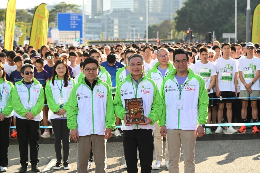 勞工及福利局局長孫玉菡（右）致送紀念品予馬會董事羅啟華 （中），並由東華三院第四副主席暨社會服務委員會主任委員李曠怡（左）陪同。。馬會提供圖片