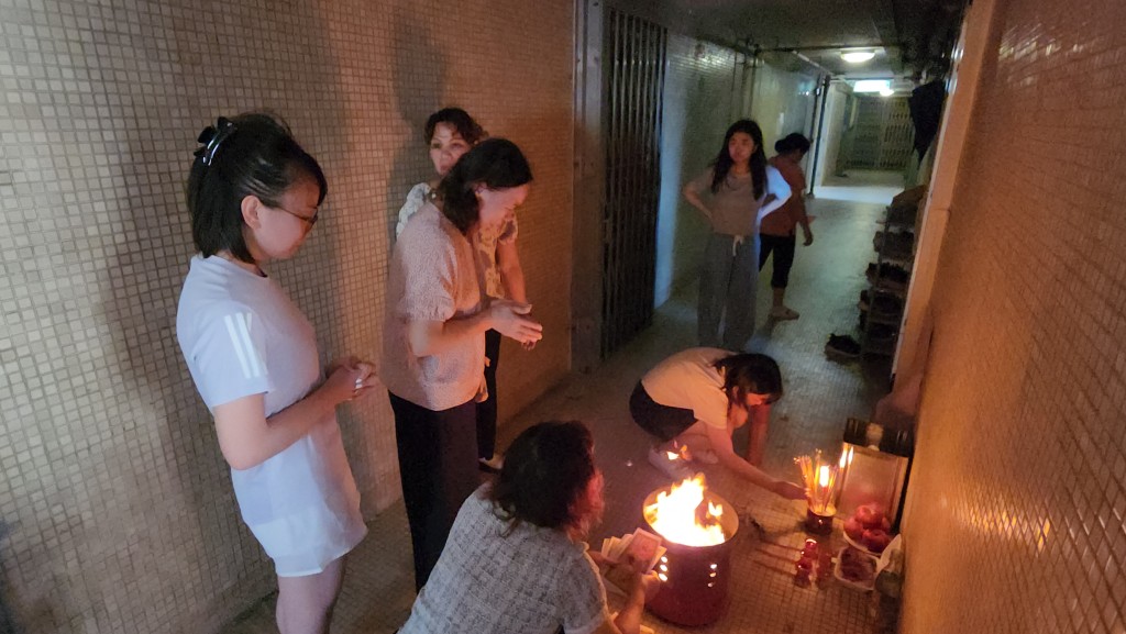 劉浩祥的家人於元朗的寓所外進行拜祭。
