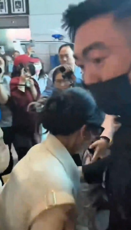 幸好趙雅芝被保安及工作人員及時扶起。 幸好趙雅芝被保安及工作人員及時扶起。