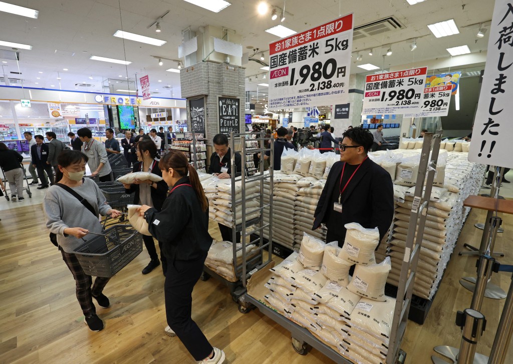 日本民眾在超市購買儲備米。法新社