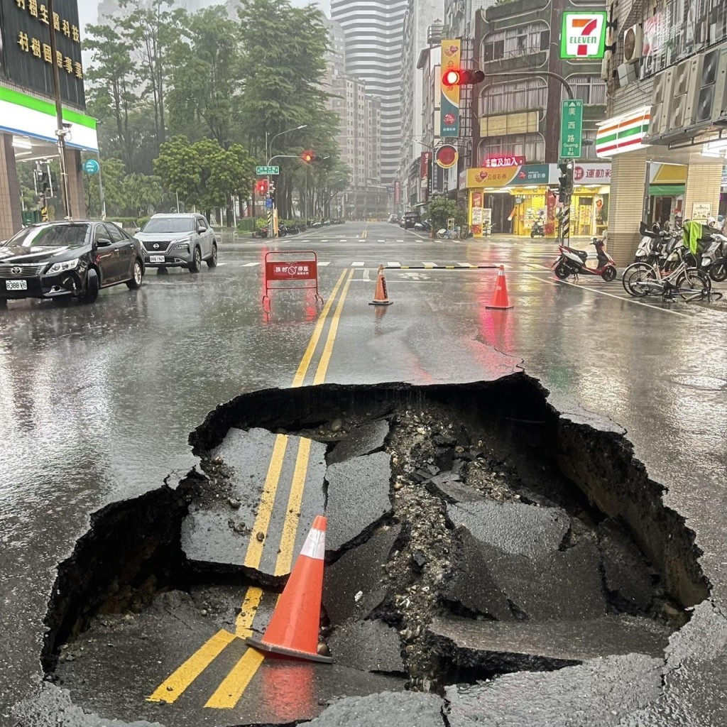 受暴雨影響,高雄前鎮區驚見馬路天坑。 記者爆料網 受暴雨影響,高雄前鎮區驚見馬路天坑。 記者爆料網