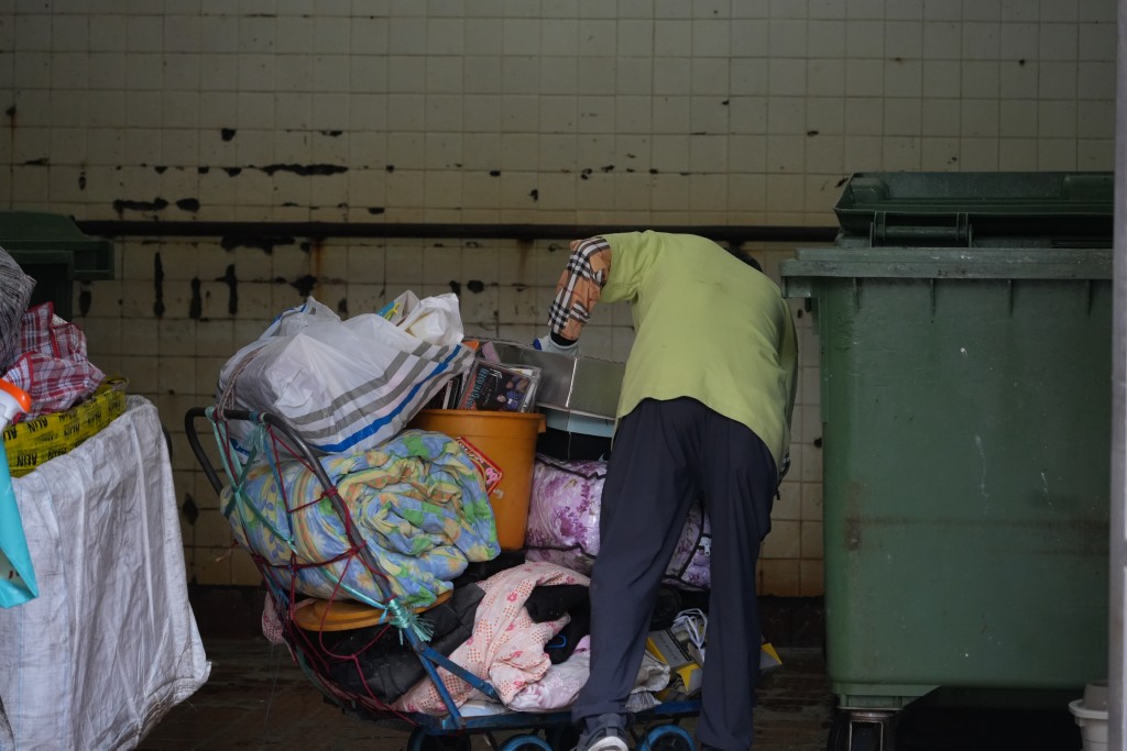 有市民趁徵费实施前大扫除，大量废物被丢弃在大厦公众范围。资料图片