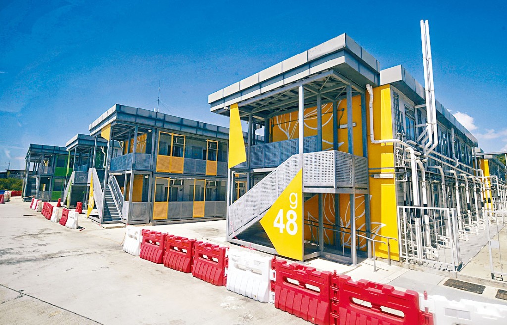 中央應特區政府要求,協助本港興建八個社區隔離設施,包括竹篙灣檢疫中心。