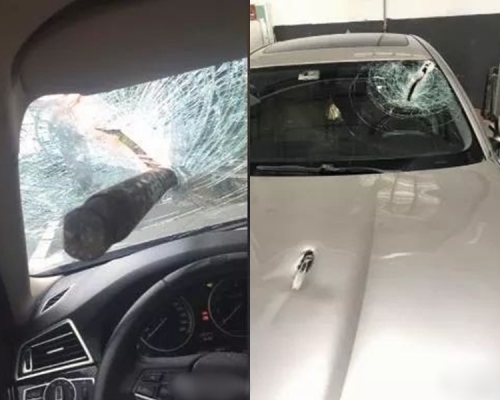 鐵棒直插入車前擋風玻璃，玻璃更破裂成「蛛網狀」。　網上圖片