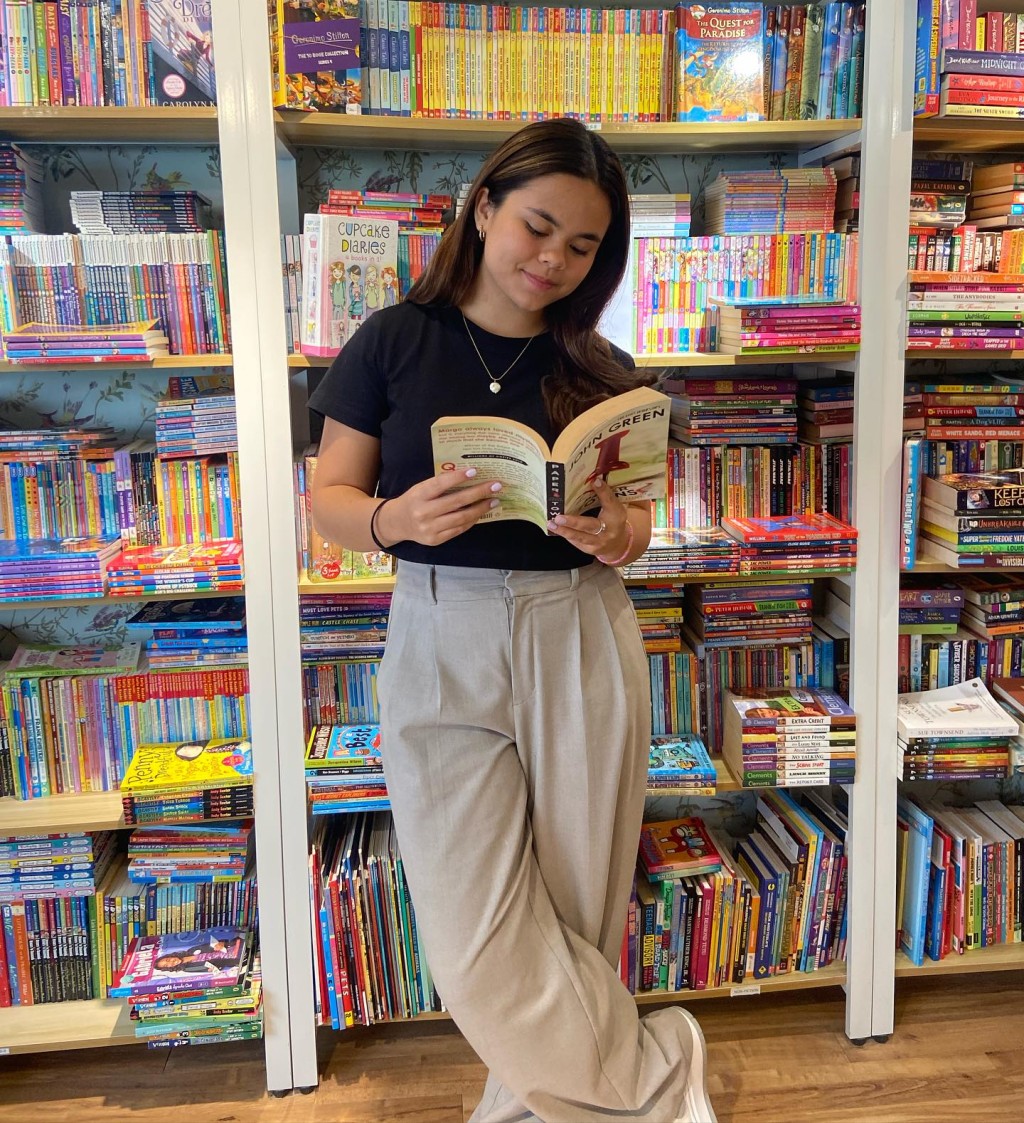Rebooked創辦人Bailey在香港長大,現正在美國求學,但今年暑假仍特意回港,每天在書店與讀者交流。(圖片來源:《親子王》) Rebooked創辦人Bailey在香港長大,現正在美國求學,但今年暑假仍特意回港,每天在書店與讀者交流。(圖片來源:《親子王》)