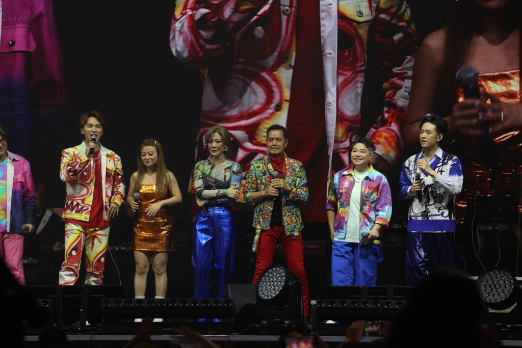 周吉佩、丁文俊、魏嘉信、龍婷及支嚳儀率先打頭陣跳唱《熱力節拍Wou Bom Ba》。