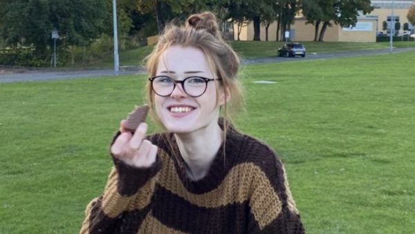 英国16岁跨性别女子在公园莫名遭刺身亡，她在TikTok上的粉丝纷纷不舍哀悼。（截图自Twitter）
