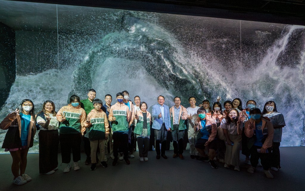 陈国基与学员一同参观全港最大型沉浸式数码艺术馆。资料图片