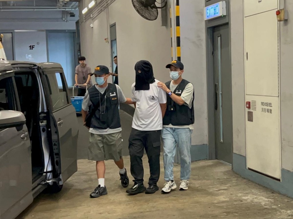 海關拘捕一名54歲懷疑涉案男子。曾志恆攝 海關拘捕一名54歲懷疑涉案男子。曾志恆攝