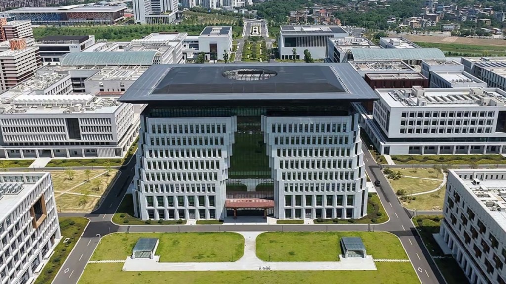 「玻璃大王」曹德旺出資創辦的福建福耀科技大學今年開始招收本科生。微博@mhyzzp平平