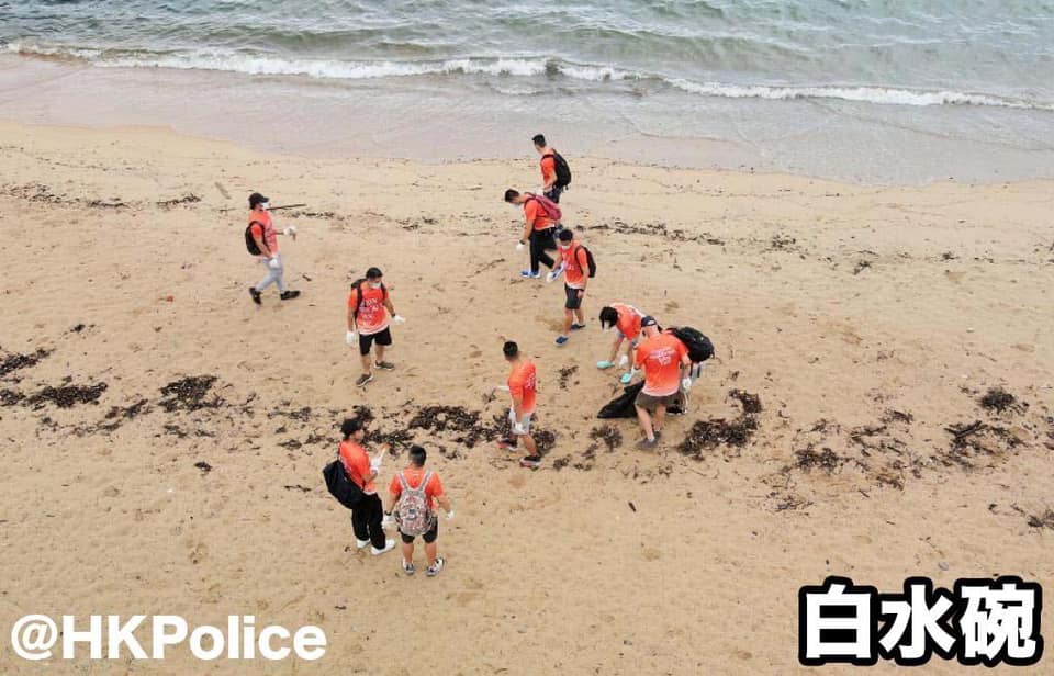 警隊義工清潔沙灘。警方FB圖片
