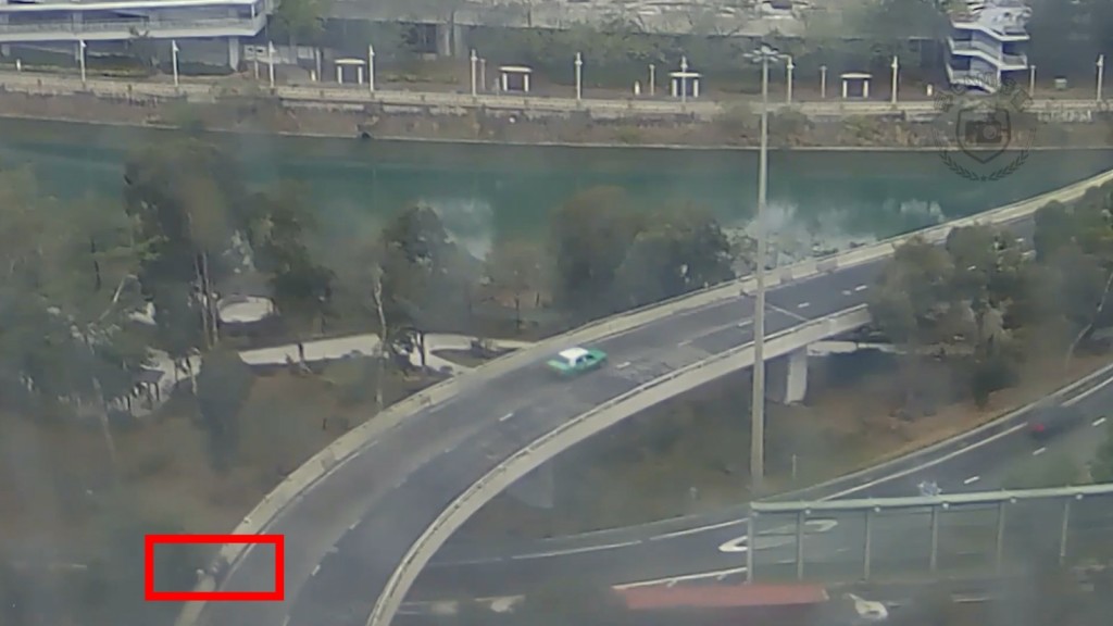 當駛至一個彎位後,車輛突然出現搖晃,鐵騎士不久即被拋出電單車。outube@hkpkdriving 當駛至一個彎位後,車輛突然出現搖晃,鐵騎士不久即被拋出電單車。outube@hkpkdriving