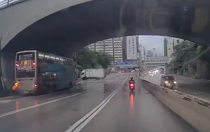 貨車撞向行人路上的巴士站。fb車cam L（香港群組）影片截圖